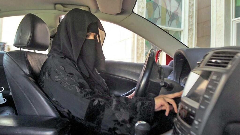 women drive in Dubai